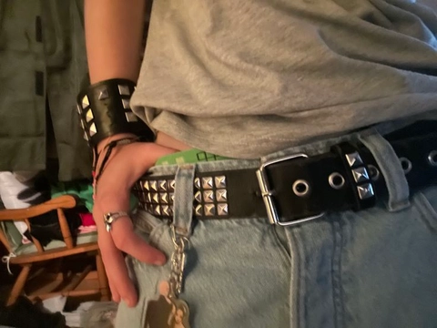 A woman wearing a pair of jeans and a belt.