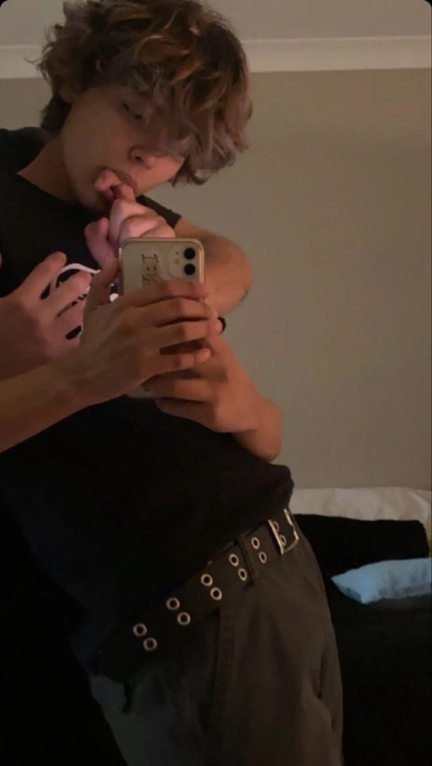 A man taking a picture of himself with his cell phone.